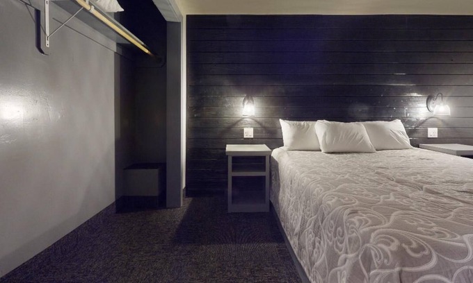 Angel Fire Hotel | Pet Friendly | Easy Access | Elk Horn Lodge 100