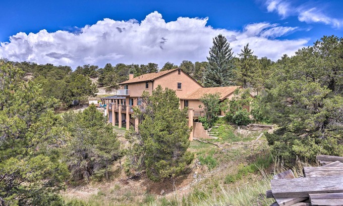 Salida House | Pet-Friendly Escape with River Views, Hot Tub & Games