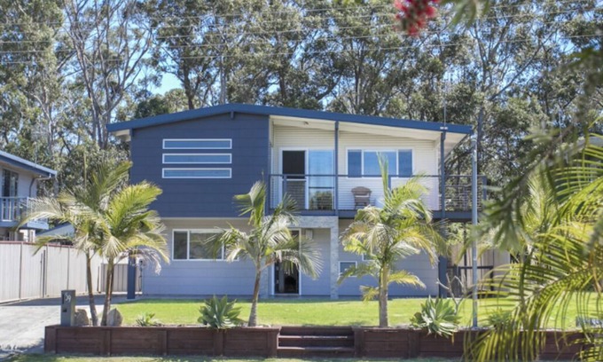 Narrawallee House | Pet-friendly family home close to the beach in Narrawallee