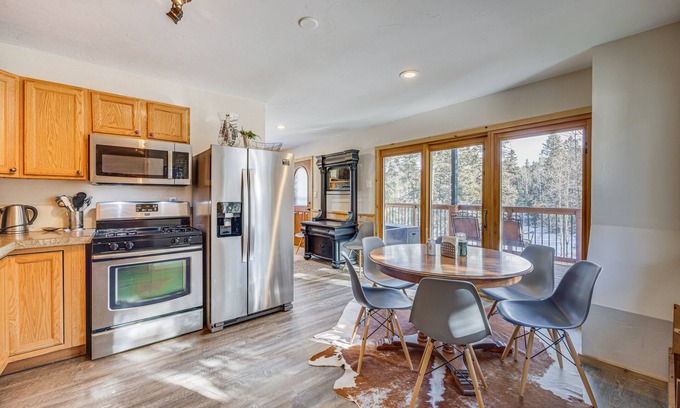 Florissant Cabin | Pet-Friendly Florissant Cabin w/Fire Pit!