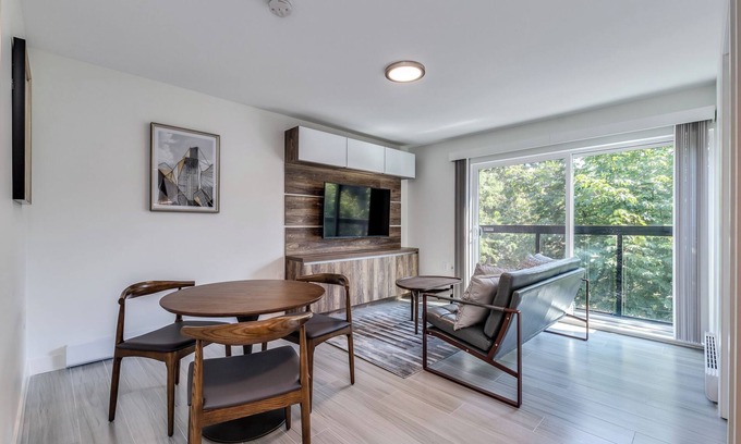West End Apartment | Pet Friendly Furnished 2 Bedroom@ 1168 Pendrell