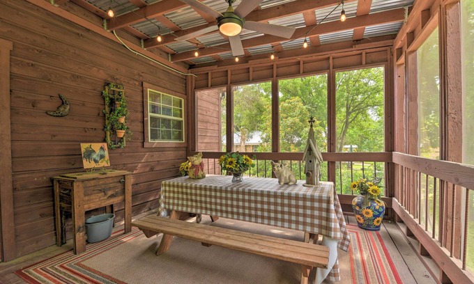 Glen Rose House | Pet-Friendly Glen Rose Retreat w/ Screened Deck!
