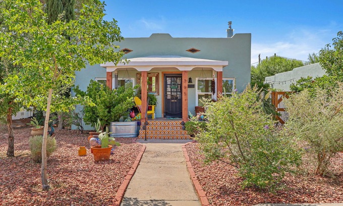 Las Cruces House | PET friendly! Great backyard, firepit & near DT, NMSU, & Mesilla
