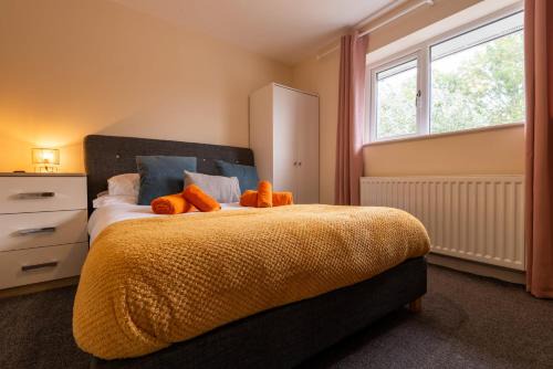 Brockworth House | pet friendly house by KBS StayHub Short Lets & Serviced Accommodation Brockworth with parking