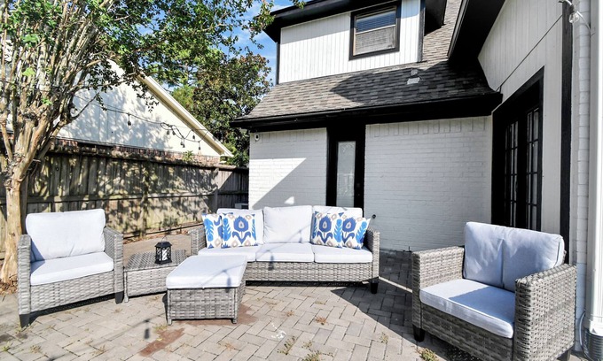 Pearland House | Pet friendly/King Bed/Tranquil Retreat/Fenced Backyard/Master BR on Main