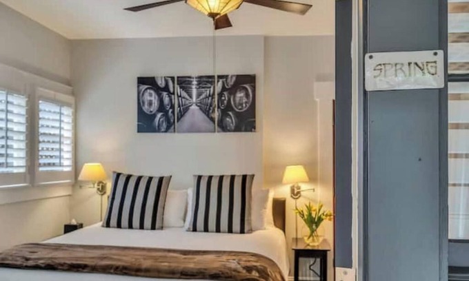 Calistoga Hotel | Pet-Friendly King Retreat w/Private Porch. Walk to Best Calistoga Restaurants