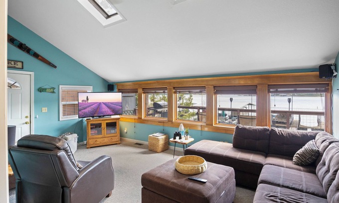 Climax Springs House | Pet-Friendly Lakefront Home in a Quiet Cove w/Netflix, Outdoor Seating, Boat Slip