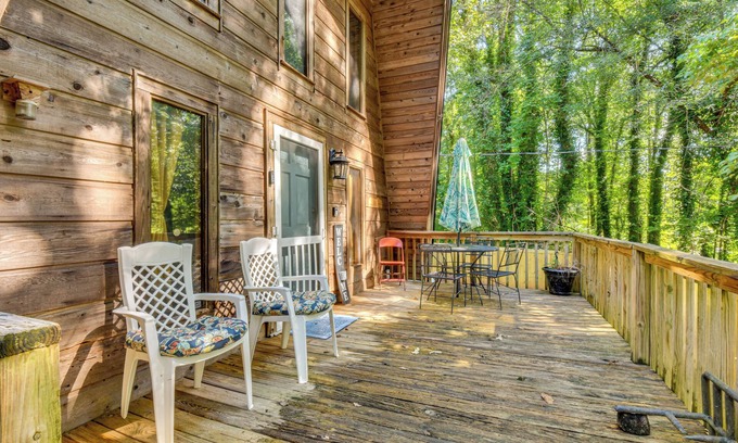 Gumlog Cabin | Pet-Friendly Lavonia Cabin, Walk to Lake Hartwell!