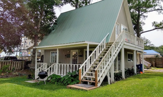 Orange Beach Cabin | Pet friendly & Located In A Peaceful Setting Near Terry Cove.