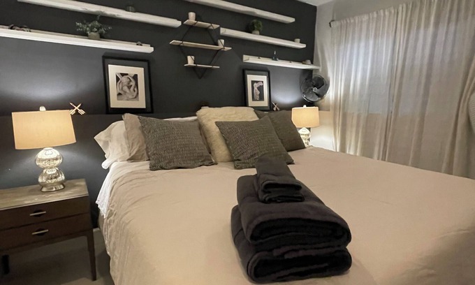 Arapahoe Ridge House | PET FRIENDLY! Modern & Cozy, minutes from Campus and Pearl st!