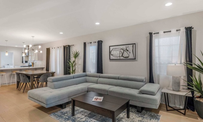 Franklin House | Pet Friendly|Modern Home|Central Location