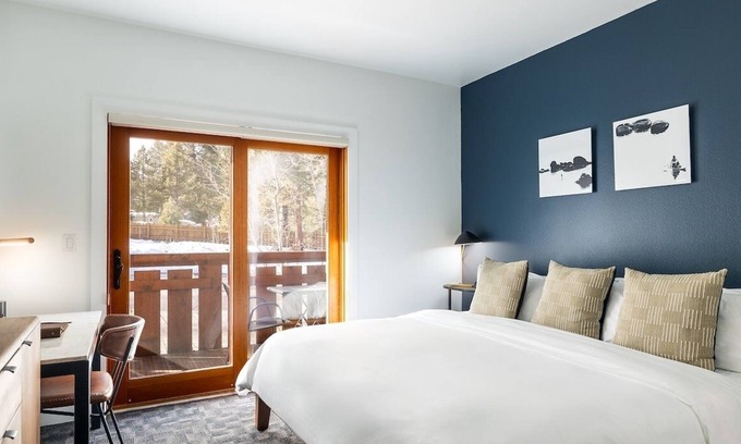 Truckee Hotel | Pet-Friendly Mountain Stay with Free Bikes & Garden – Family Adventure Base