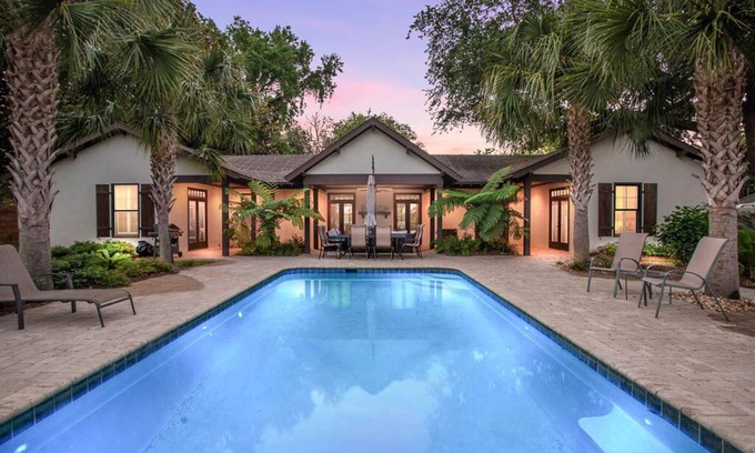 Kings Terrace House | Pet Friendly! Private Getaway - Close to Village, Shopping & Restaurants!