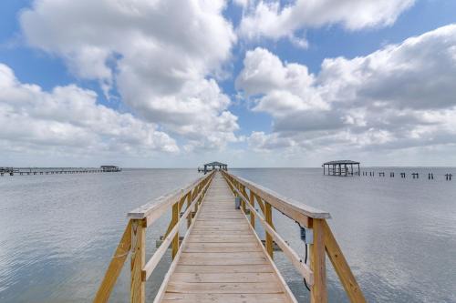 Lakeview  Jefferson County House | Pet-Friendly Port Arthur Retreat with Fishing Pier!