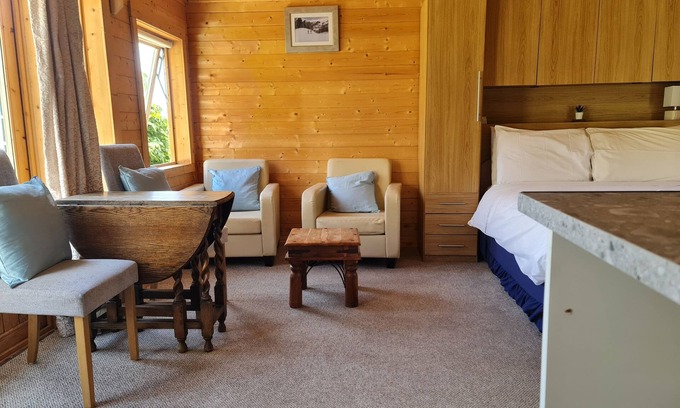 Hythe Cabin | Pet Friendly Private Cabin Town Eurotunnel Beach