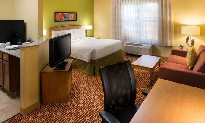Shea Business Park Hotel | Pet-friendly Property Near OdySea Aquarium AZ! Outdoor Pool, Full Kitchen!