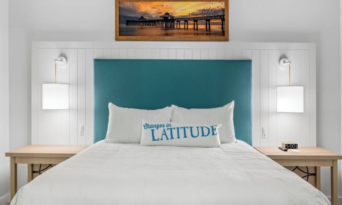 I-435 West KC-KS Hotel | Pet-Friendly Room with Balcony and Tropical Vibes – Perfect for Relaxation