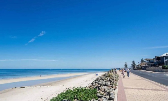 Glenelg North House | Pet Friendly Stay bring your Pooch✔️Tropical Pool ✔️Best Value Stay in Glenelg