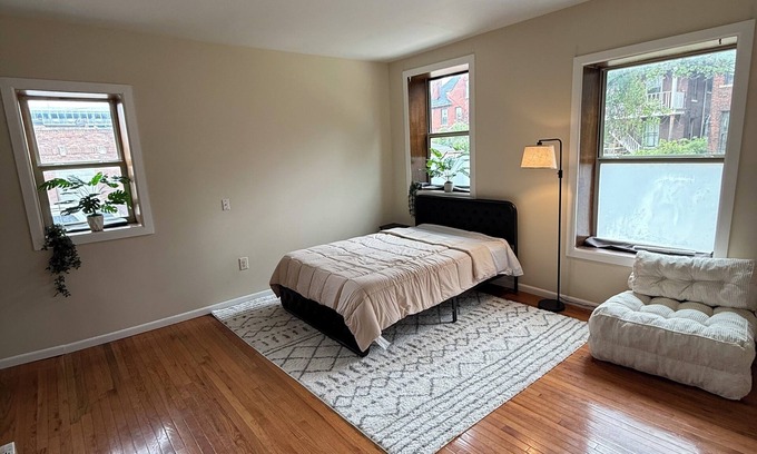 Brush Park Apartment | Pet Friendly Studio In Arena District With Event Parking