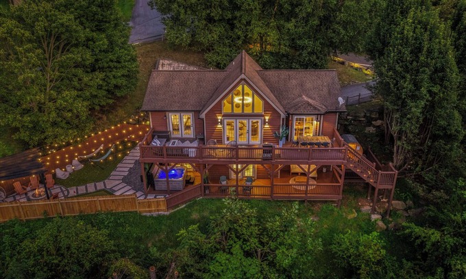 Waynesville Cabin | Pet friendly Stunning Mountain Cabin