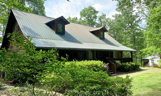 Dahlonega House | Pet-Friendly Suite in North Georgia Mountains with Kitchen, Dining & Living Room