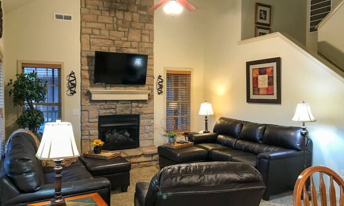 Branson West Apartment | Pet Friendly Town Home Near SDC