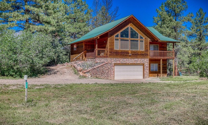 Pagosa Springs House | Pet Friendly TreeHaven Retreat