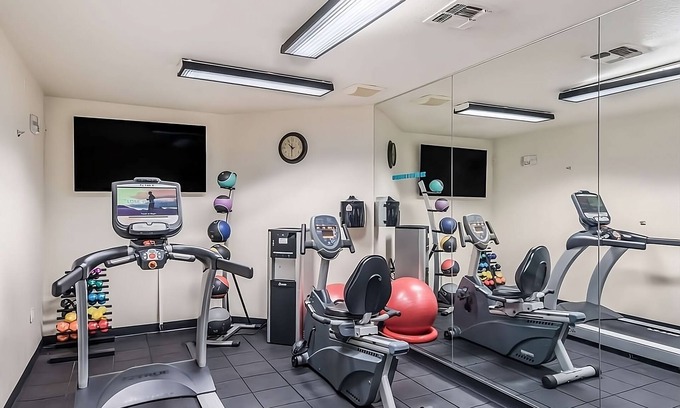 Palm Valley Hotel | Pet-Friendly Unit with Free Wifi, Free Parking, Pool, and Breakfast!