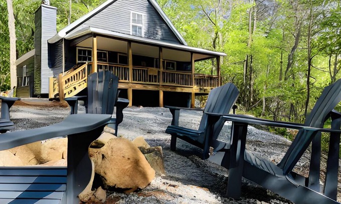 Cleveland Cabin | Pet Friendly with Views, Firepit & Foosball Table! NFL Sunday Ticket & Redzone!