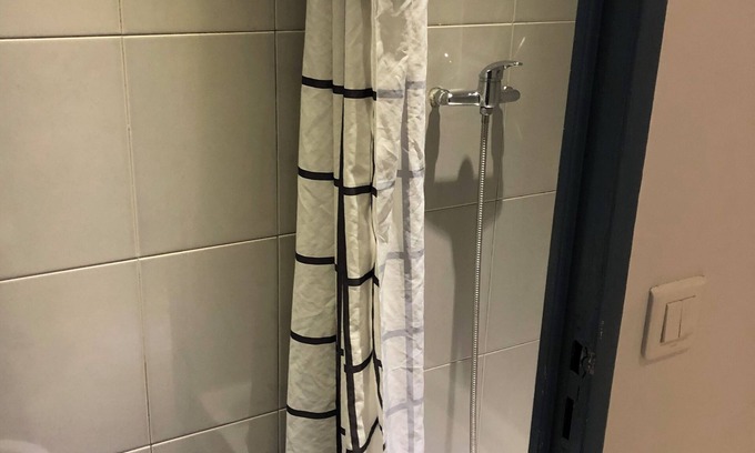 Hopital Saint-Louis Apartment | Petit Studio Charmant Dans un Quartier Très Populaire Historique