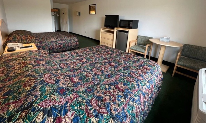 Renault Apartment | Petite Double Queen Suite with Free Parking!