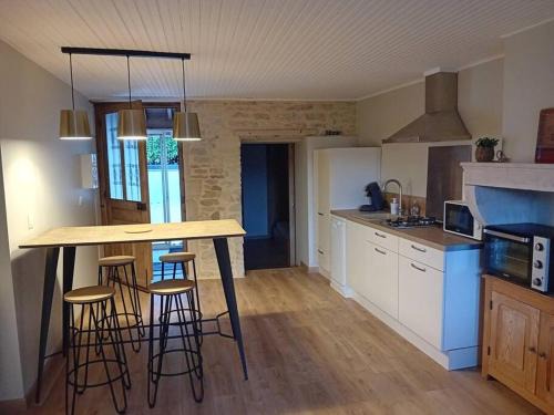 Montbellet House | Petite maison en pierre au calme avec extérieur