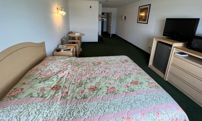 Red Bud Bed & Breakfast | Petite Queen Suite with Free Parking!