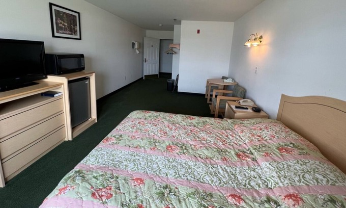 Renault Bed & Breakfast | Petite Queen Suite with Free Breakfast and Parking