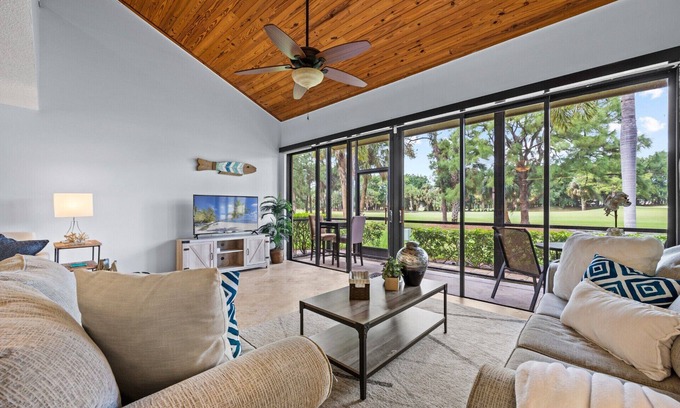 Hunt Club House | PGA Cottage On the Golf Course 2-bedroom house in lovely Palm Beach Gardens