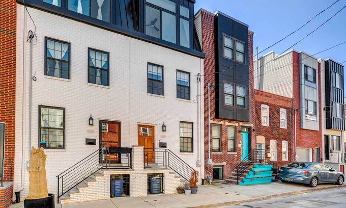 East Passyunk Crossing House | Philadelphia Townhome w/ Cityscape Views!