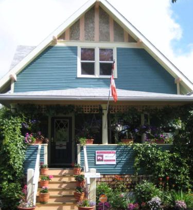 Stettler Bed & Breakfast | Phoenix House B&B
