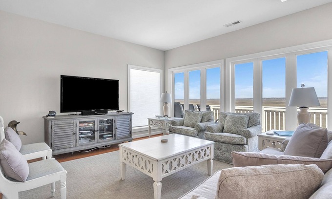Caswell Beach House | Picayne: Spacious Floor Plan, Views from Ocean to Southport