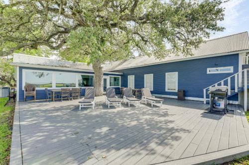 Schulenburg House | Pickleball Court and Pool Schulenburg Farmhouse