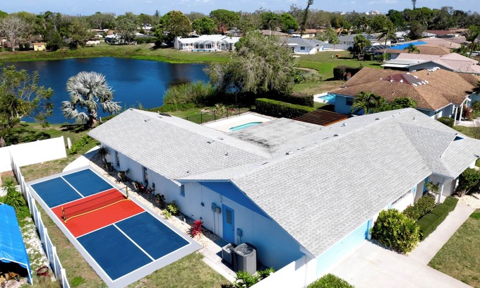 Bradenton House | Pickleball Escape! Pond! Private Pool! Foosball