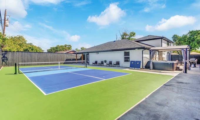 Watauga House | Pickleball & HotTub near FW Stockyards Sleeps 20