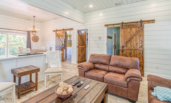 Waterloo House | Pickwick Lake Vacation Rental (Sleeps 8-10) 3 BR,2 bath