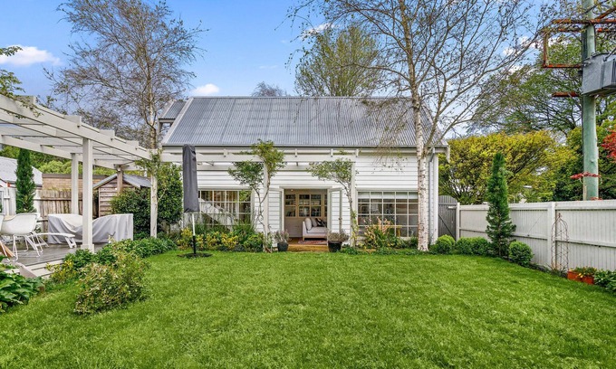 Burrawang House | Picturesque 3-Bed Rural Cottage with a Lush Garden