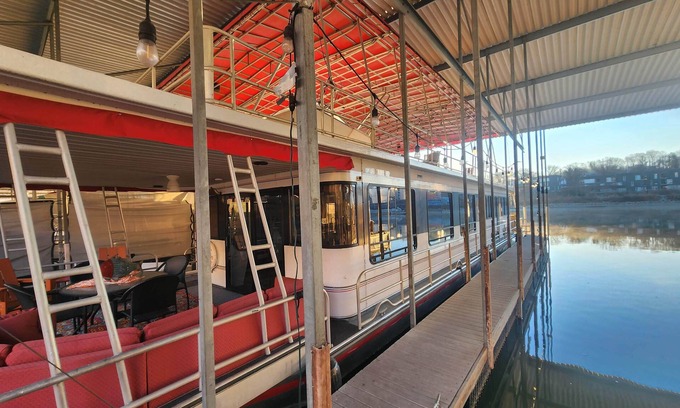 Downtown Knoxville Boat Rental | Pier D Lite 4 bdrm Houseboat on River Downtown Knoxville - walk to Univ. of TN
