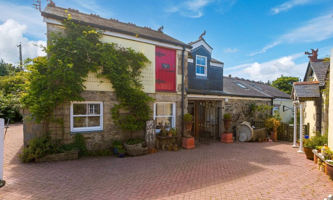 Saint Erth Praze House | Pilgrims Barn – Hayle – On-Site Parking – Courtyard Garden