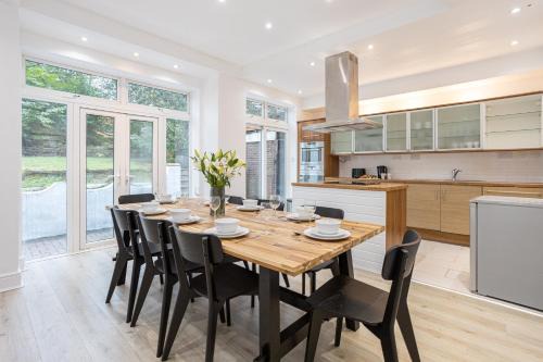 Manchester House | Pillo Rooms - Spacious 4 Bedroom Detached House close to Heaton Park