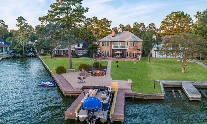 Walden on Lake Conroe House | Pine Arbor · Lake it easy! — Fish, Kayak, Yard, Boat, Sleeps 20
