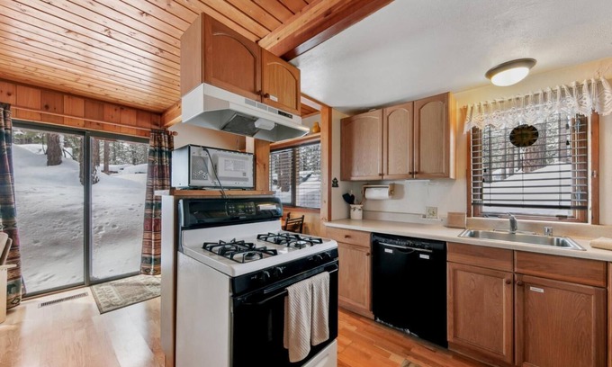 Black Bart Ski Chalet | Pine Cone Cabin Minutes to Heavenly or the Lake, 2 bedrooms plus Bonus Room