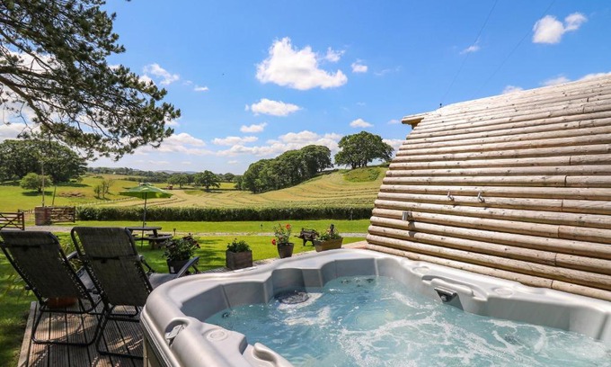 Llanddeusant House | Pine Lodge
