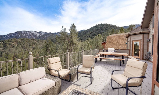Pine Mountain Club Cabin | Pine Mountain Club Cabin w/Private Deck & Views!